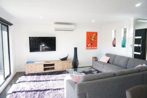 Bens Place Modern & Convenient - Holiday Adelaide 6