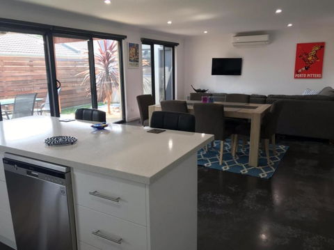 Bens Place Modern & Convenient - Holiday Adelaide 1