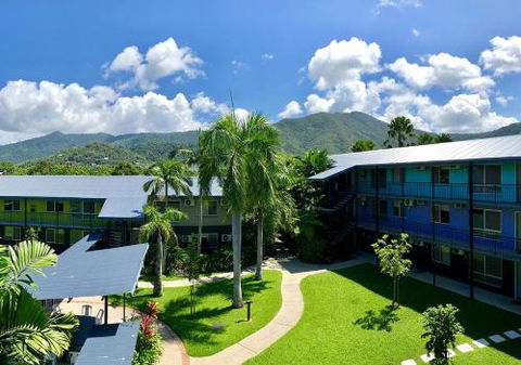 Cairns Adventure Lodge Includes All Meals Served In The Dining Hall - Holiday Adelaide 5