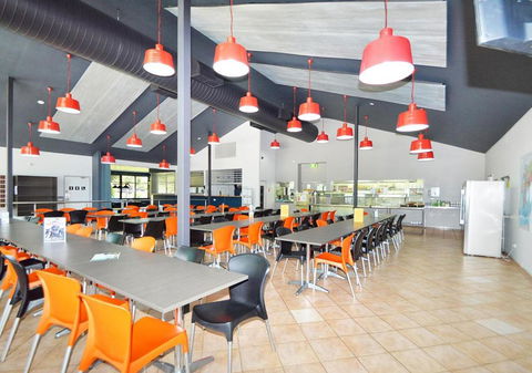 Cairns Adventure Lodge Includes All Meals Served In The Dining Hall - Holiday Adelaide 7