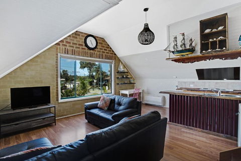 Salt Wood Cabin Style Retreat - Holiday Adelaide 3