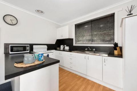 Elkie Villa 2 Bedroom Unit Burnie - Holiday Adelaide 4
