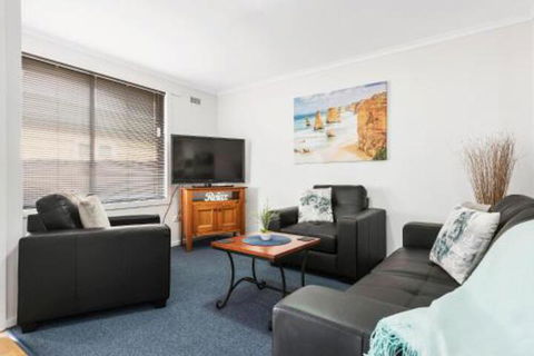 Elkie Villa 2 Bedroom Unit Burnie - Holiday Adelaide 3