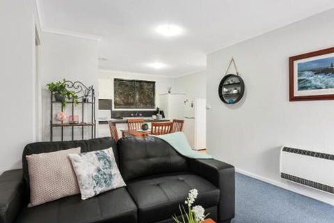 Elkie Villa 2 Bedroom Unit Burnie - Holiday Adelaide 6