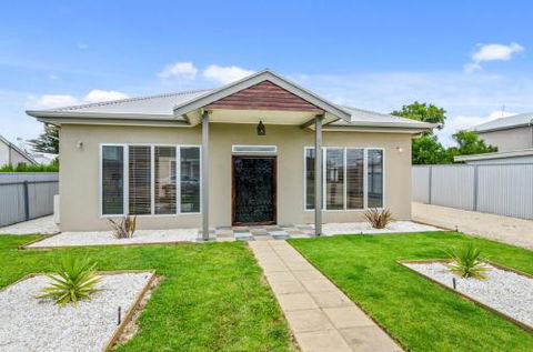 Zaahira House - Holiday Adelaide 1