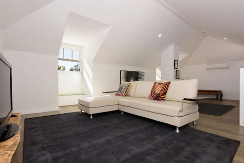 Myrtle Tree Lodge Leaves Kangaroo Valley - Holiday Adelaide 2