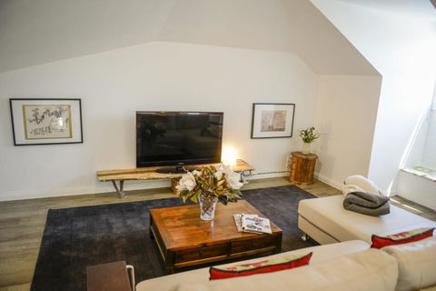 Myrtle Tree Lodge Leaves Kangaroo Valley - Holiday Adelaide 5