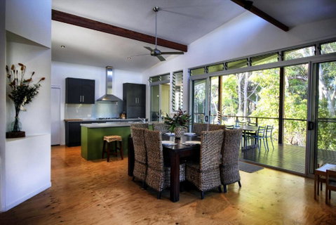 17 Naiad Court Modern Open Plan Family Home With Covered Outdoor Area & Double Lock Up Garage - Holiday Adelaide 5