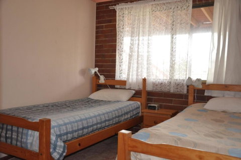 31 Bombala Crescent Two Storey Home With Covered Outdoor Deck Fully Fenced Backyard. Pet Friendly - Holiday Adelaide 4