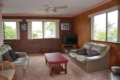 31 Bombala Crescent Two Storey Home With Covered Outdoor Deck Fully Fenced Backyard. Pet Friendly - Holiday Adelaide 2