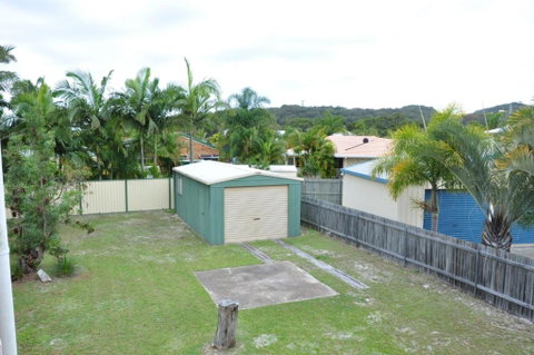 31 Bombala Crescent Two Storey Home With Covered Outdoor Deck Fully Fenced Backyard. Pet Friendly - Holiday Adelaide 1