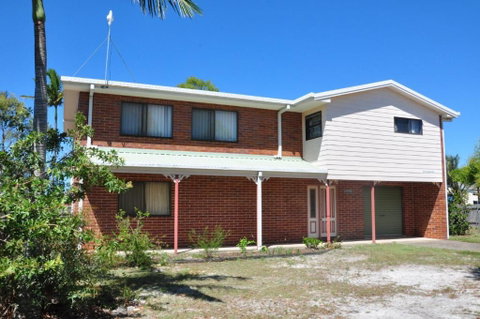 31 Bombala Crescent Two Storey Home With Covered Outdoor Deck Fully Fenced Backyard. Pet Friendly - Holiday Adelaide 5