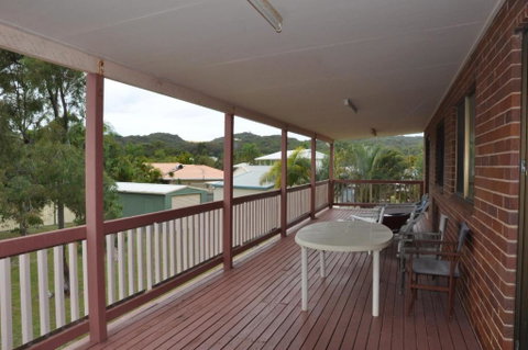 31 Bombala Crescent Two Storey Home With Covered Outdoor Deck Fully Fenced Backyard. Pet Friendly - Holiday Adelaide 6