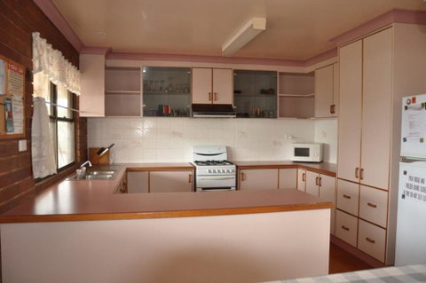 31 Bombala Crescent Two Storey Home With Covered Outdoor Deck Fully Fenced Backyard. Pet Friendly - Holiday Adelaide 3