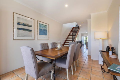 Wake Up To Ocean Views In Stylish Comfort - Holiday Adelaide 2