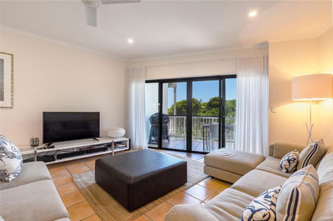 Wake Up To Ocean Views In Stylish Comfort - Holiday Adelaide 5