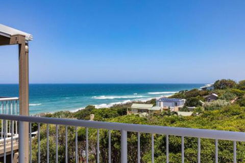 Wake Up To Ocean Views In Stylish Comfort - Holiday Adelaide 0