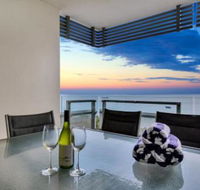 Oceana Darwin Central Oceanfront 3 bedroom 2 Lounge Room Pool Gym Tennis Court Sleeps 9 - Holiday Adelaide