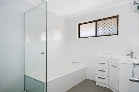 Hereford Court - Holiday Adelaide 4