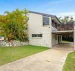 40 Rumbalara Avenue Rainbow Beach Entertain on the spacious verandah overlooking beautiful Rainbow Beach - Holiday Adelaide