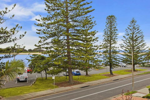 Caesars Palace 4 - Holiday Adelaide 5