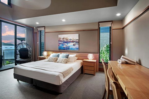 Yacht Club Villa 33 Serenity 4 Bedroom 4 Bathroom House Ocean Views 2 Buggies - Holiday Adelaide 1