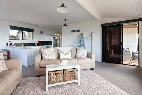KINGFISHER COTTAGE Beachfront At The Binalong Bay - Holiday Adelaide 6