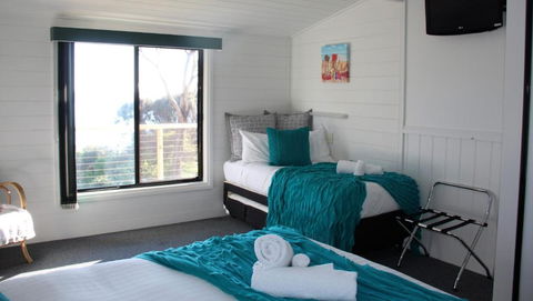 KINGFISHER COTTAGE Beachfront At The Binalong Bay - Holiday Adelaide 3