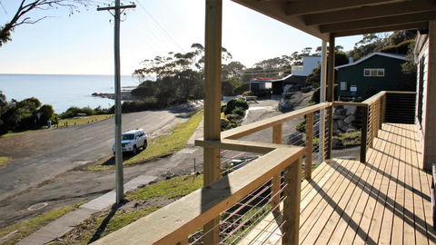 KINGFISHER COTTAGE Beachfront At The Binalong Bay - Holiday Adelaide 4