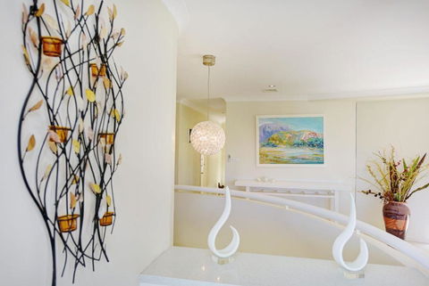 BEACHSIDE MANOR Walk To The Beach - Holiday Adelaide 1