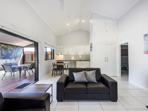 Tais Hideaway - Holiday Adelaide 1