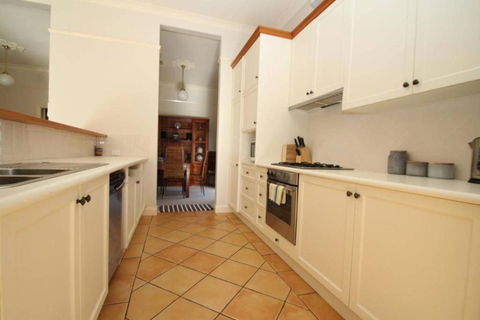 123 Hill St. Heart Of Orange Double Brick - Holiday Adelaide 5