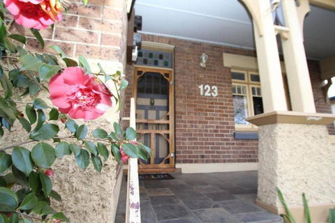 123 Hill St. Heart Of Orange Double Brick - Holiday Adelaide 3