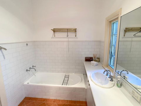 123 Hill St. Heart Of Orange Double Brick - Holiday Adelaide 2