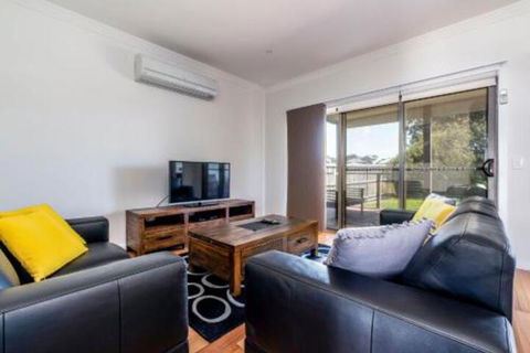 SURFSIDE LAKEVIEWS FREE WIFI - Holiday Adelaide 5