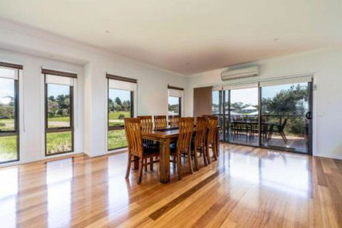 SURFSIDE LAKEVIEWS FREE WIFI - Holiday Adelaide 3