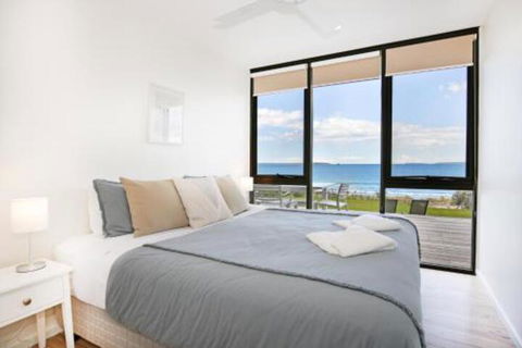 Azure Absolute Beachfront Pet Friendly - Holiday Adelaide 3