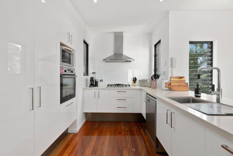 Holiday Hideaway Sunshine Beach - Holiday Adelaide 6