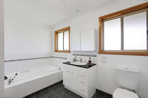 Yarragon 4 Bedroom House In Gippsland - Holiday Adelaide 5