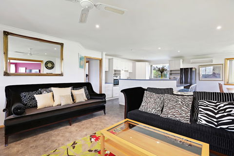 Yarragon 4 Bedroom House In Gippsland - Holiday Adelaide 3
