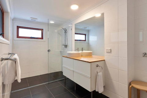 DOLPHIN LOOKOUT COTTAGE Amazing Views Of The Bay Of Fires - Holiday Adelaide 1