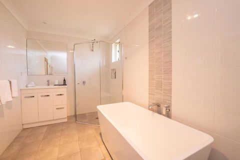 42 Rosemary Lane Â· Central Orange Spacious Family Home Quiet Lane - Holiday Adelaide 5