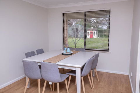 42 Rosemary Lane Â· Central Orange Spacious Family Home Quiet Lane - Holiday Adelaide 2