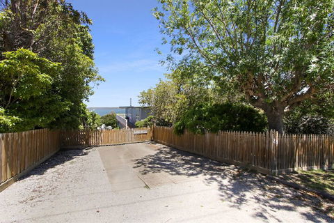 Metung Lake House - Holiday Adelaide 1