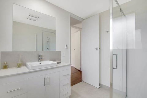 Metung Lake House - Holiday Adelaide 3