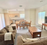 Spacious 2 Bed 2 Bath Villa Central Location Quiet - Holiday Adelaide
