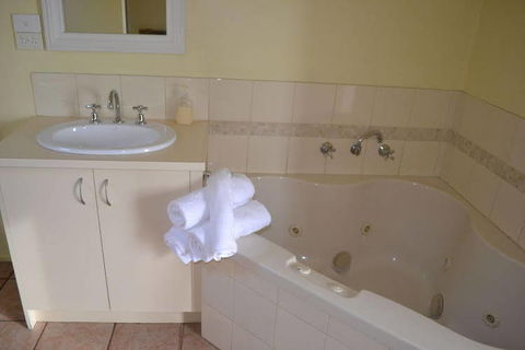Lorne Cottages Ocean Views Log Fires & Spas - Holiday Adelaide 3