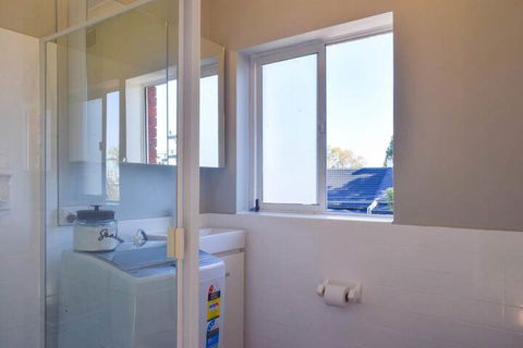 Sun-drenched 1 Bed Studio Apartment In Newtown - Holiday Adelaide 2