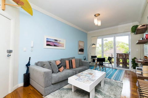 Sleek Contemporary Bondi Beachside Apartment - Holiday Adelaide 3