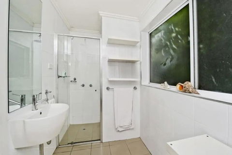 Sleek Contemporary Bondi Beachside Apartment - Holiday Adelaide 2